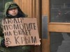 В Москве у метро собирают деньги на билет в Крым (фото)