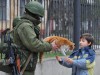 В Крыму испортили памятник российскому спецназовцу с котом (фото)