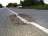 В Крыму дорожную разметку наносят прямо на ямы (фото)