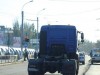 В Керчи тягач посреди дороги потерял перевозимый грузовик (фото)