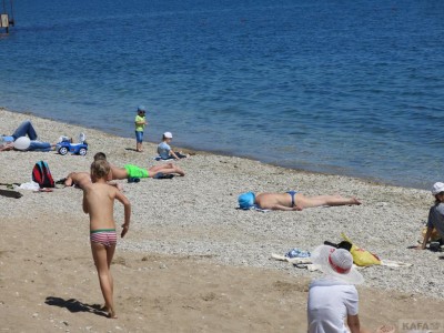 Пользуясь выходными и солнечной погодой многие жители Феодосии вышли позагорать
