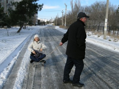 Во время снегопада многие предались зимним развлечениям, но некоторым из-за гололеда было не до смеха