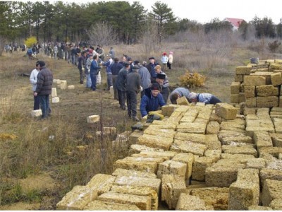 В свое время проводилась акция, по которой каждый крымский татарин мог принести камень для строительства мечети (фото е-крым)