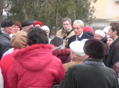 Жители Орджоникидзе обступили гостей из Феодосии и около двух часов задавали им вопросы  