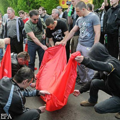 9 мая во Львове сжигали красные флаги. Фото liga.net