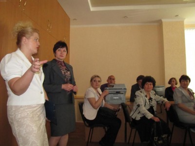Государственный администратор Светлана Кравченко-Агапова (слева) рассказала коллегам о работе Феодосийского разрешительного центра  