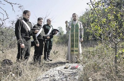 Реконструкторы пригласили священника для панихиды по воинам. Фото: В. Батанов 