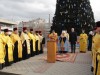Лазарь под главной елкой Симферополя молился за крымчан