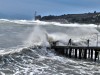 В Крыму экстремалы фотографируются на фоне огромных волн