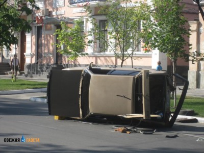 В Симферополе после ДТП в центре города опрокинулся ВАЗ