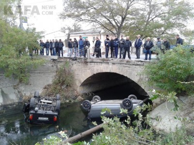 Сегодня утром, 13 ноября, в Феодосии автомобили «Нива» и «Лада» после столкновения упали в реку (фото МЧС Феодосии)