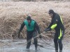 В Крыму водолазы МЧС выуживают заброшенные ветром кабели из озера (фото+видео)