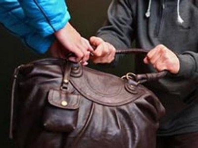 Средь бела дня ограбили феодосийку