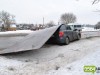 В Кривом Роге трехтонный лист металла упал на авто (фото+видео)