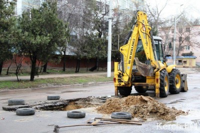 В Керчи провалилась дорога в центре