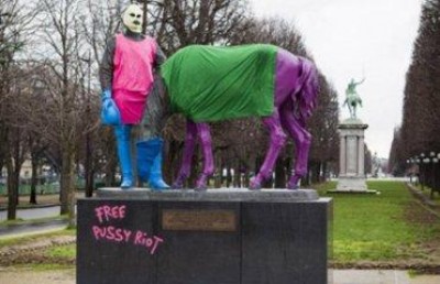 Под Pussy Riot раскрасили памятник
