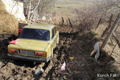 В Крыму угонщик застрял с ВАЗом в грязи