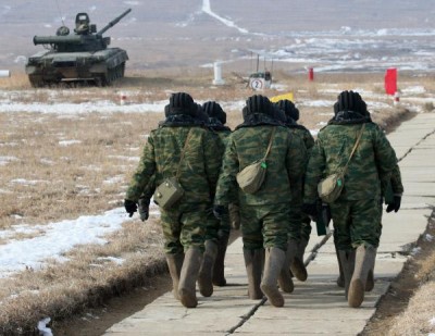 Янукович обещает контрактную армию