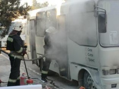 В Севастополе на улице полыхала маршрутка