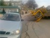 В Крыму башенный кран упал на легковушку (фото)