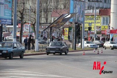 В Керчи бигборд повис над дорогой