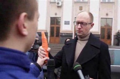 Яценюку дали морковку