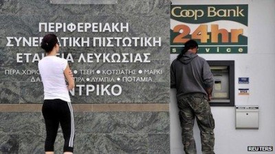 В Кипре народ бросился снимать деньги через банкоматы