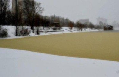 Днепр пожелтел
