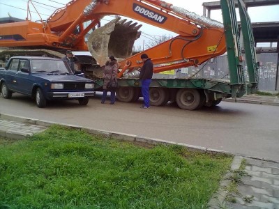 В Крыму легковушка врезалась в авто с экскаватором