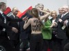 FEMEN пытались сорвать прогулку Путина и Меркель (видео)