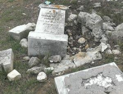 В Севастополе не знают что делать с брошенными могилами