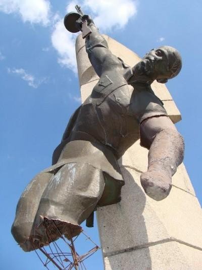 В Крыму восстановят порезанный вандалами памятник