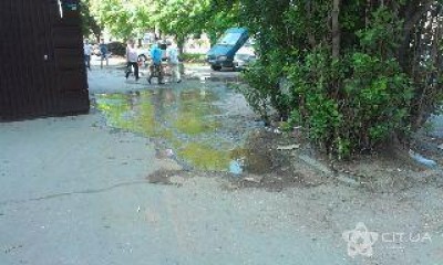 В Симферополе прорвало водопровод на площади