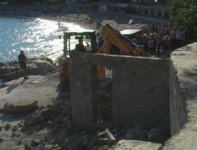 В Крыму снесли нелегальный пляжный КПП