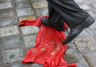 Во Львове произошла стычка из-за красного флага Во Львове произошла стычка из-за красного флага
