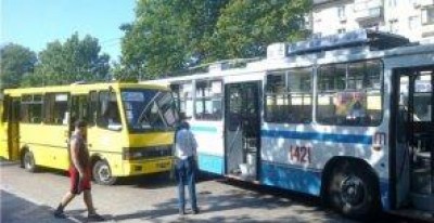 В Севастопол маршрутка врезалась в троллейбус