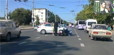 В Севастополе байкер оказался под колесами авто с девушками