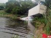 Грузовик с водой свалился в крымское озеро (фото+видео)
