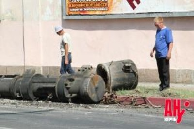 В Керчи с авто свалился дизель-молот