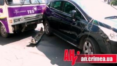 В Симферополе маршрутка врезалась в Пежо