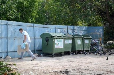 В Симферополе частный сектор так и носит свой мусор к чужим