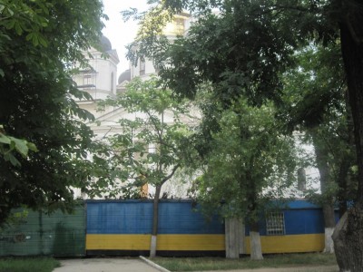 В центре Симферополя изобразили флаг на заборе