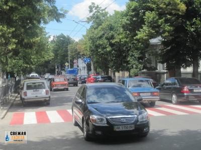 В центре Симферополя водители блокируют остановку