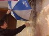 В Крыму регионалы для борьбы с протекающими крышами выдают именные зонтики (видео)