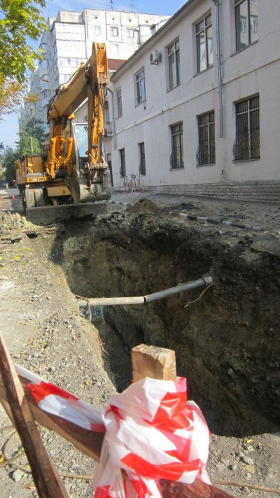 В Симферополе ремонтировали рассыпавшуюся канализацию