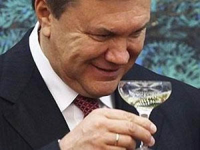 Янукович поздравил Крым