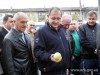 Премьер Крыма прикупил на ярмарке яблок и орешков (фото)