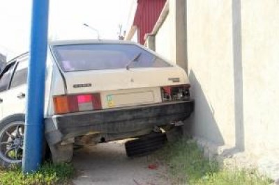 В Керчи ВАЗ совершил невероятный проезд