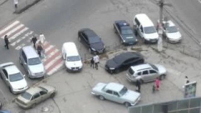 В Симферополе устраивают парковки на пешеходном переходе