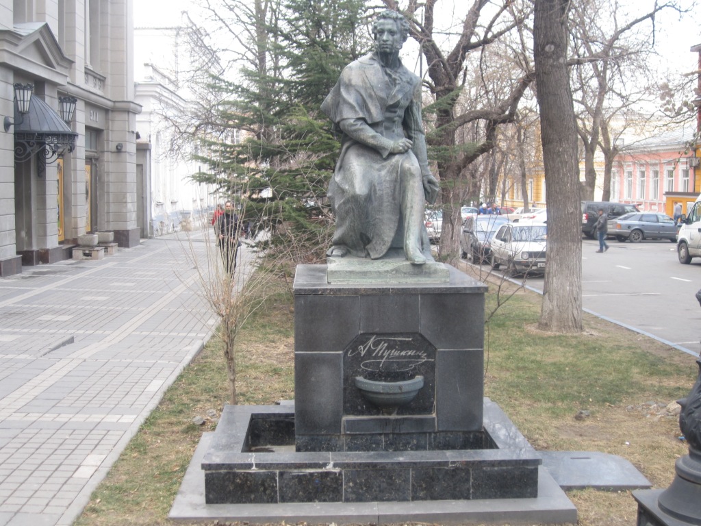 Памятник Пушкину на улице Пушкина в Симф